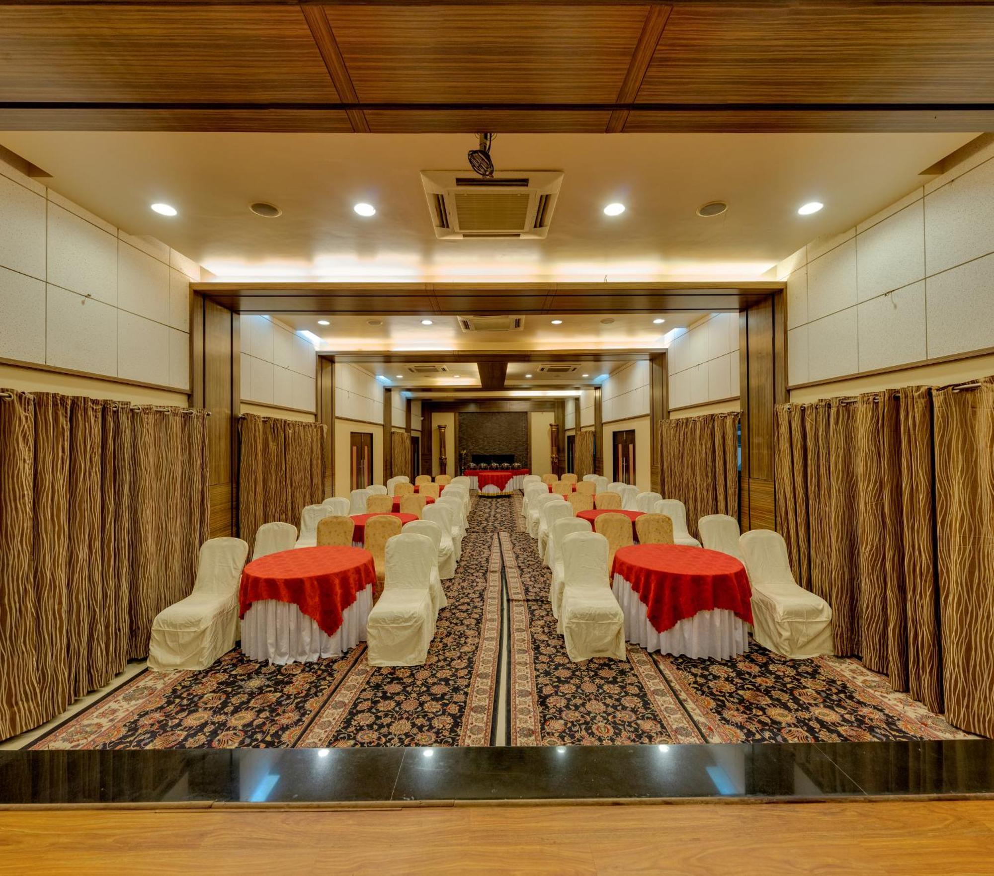 Hotel Surya Executive 3 Star Hotel Солапур Экстерьер фото